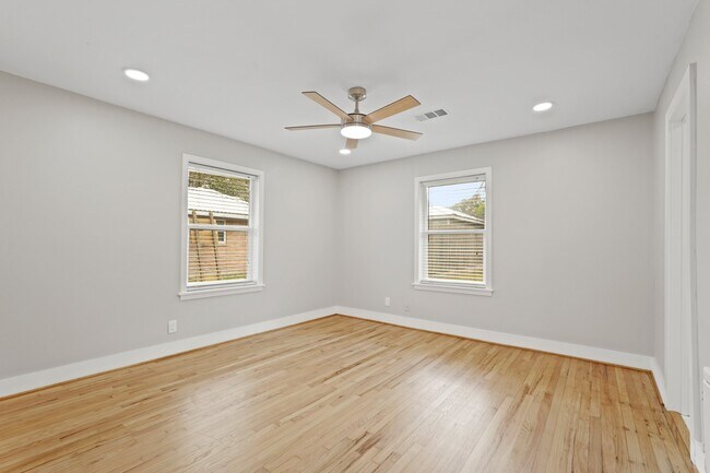 Building Photo - 5451 Redstart St
