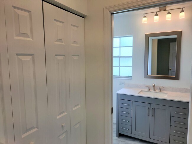 Building Photo - Cute Annual Single Family Home – Near Shamrock Park and South Venice Ferry and Boat launch!