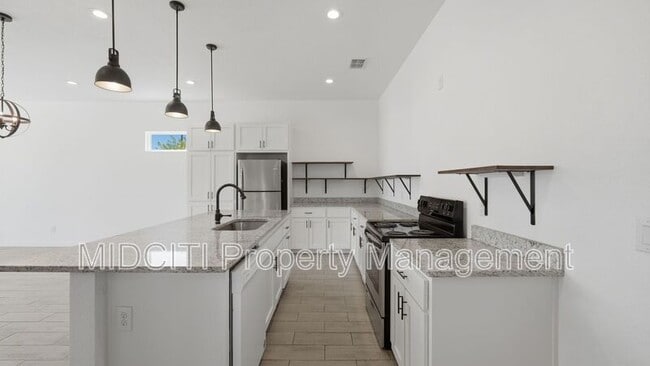 Building Photo - 893 E Mather St