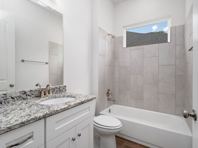 Building Photo - 586 Carriage House