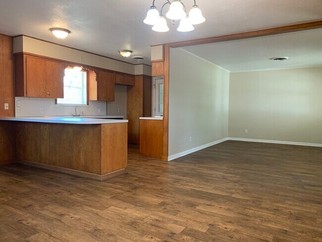 Building Photo - 701 Hybiscus Ln