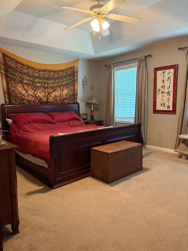 Building Photo - Large, private home in Rivercliff