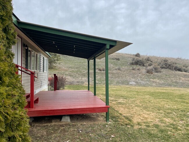 Building Photo - 3 Bed 2 Bath Home on Property Available for Lease