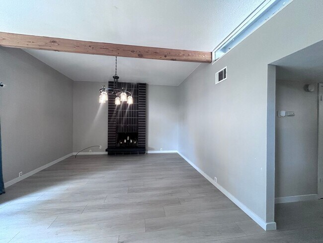 Building Photo - Three Bedroom Two Bathroom Home with Den/Home Office