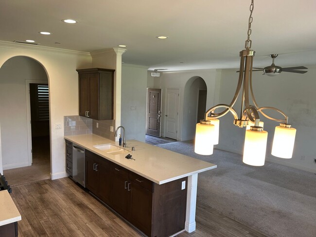 Building Photo - Don't miss out newer 4 bedroom 2 bath in K...