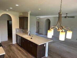 Building Photo - Don't miss out newer 4 bedroom 2 bath in K...