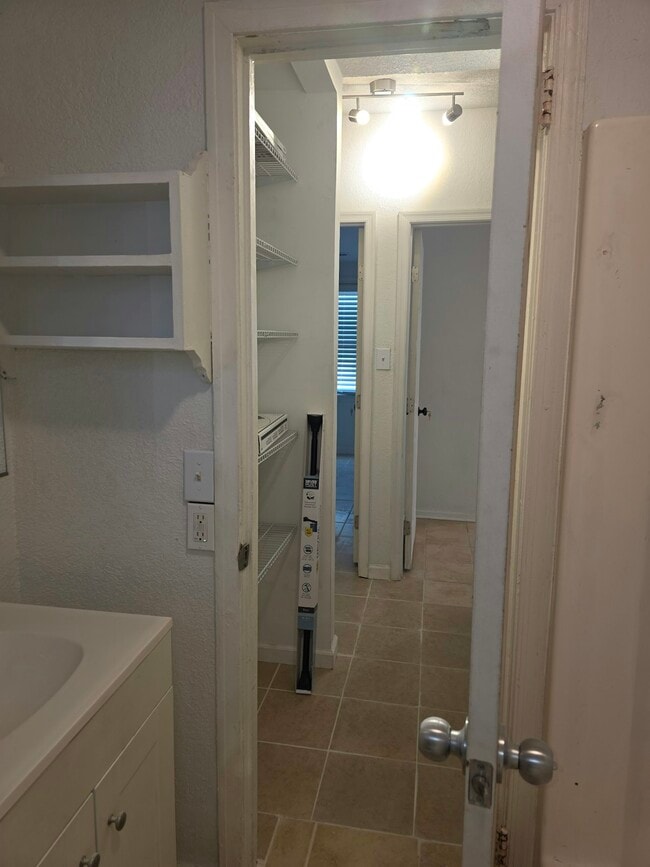 Building Photo - 709 Windy Rd