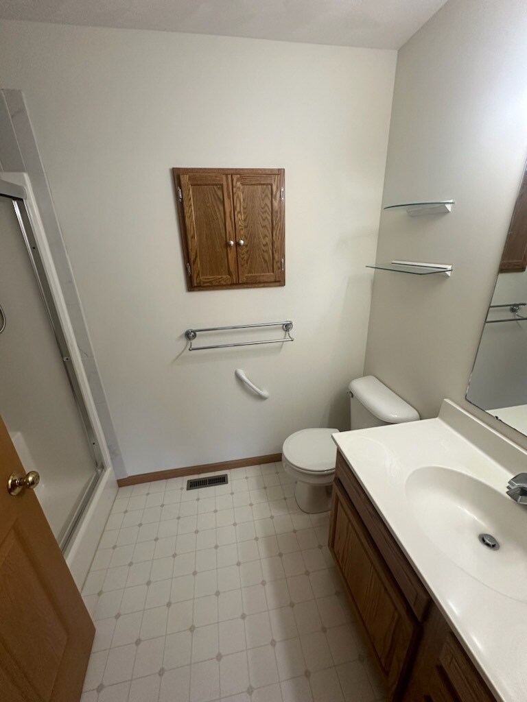 Building Photo - 123 Eagles Pt W