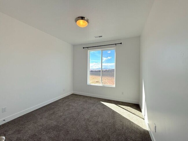 Building Photo - Brand New 3 bed, 2.5 Bath 1 car garage Townhome