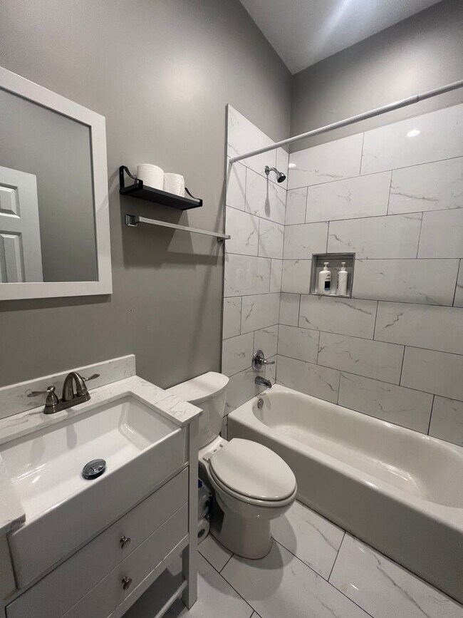 Building Photo - 6bd/2ba Adorable Home Available for 2026 School Year!