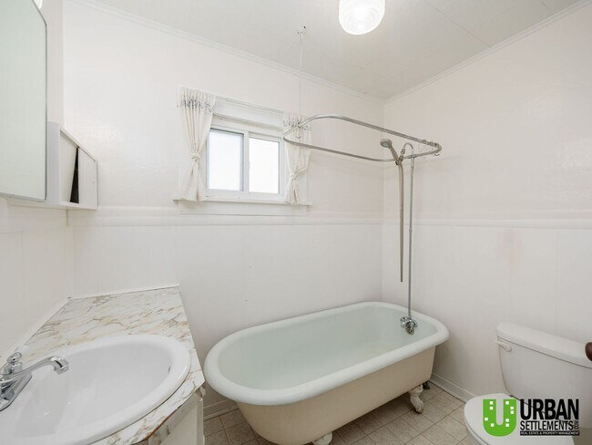 Building Photo - Charming 4-Bedroom Home with Fenced Yard, Garage & Washer/Dryer – North Spokane