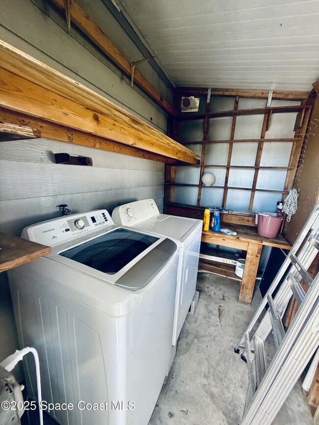 Building Photo - 2399 Coconut Palm Dr