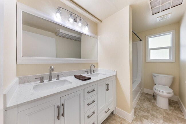 Building Photo - *MOVE IN SPECIAL!* Updated 3 bedroom duplex