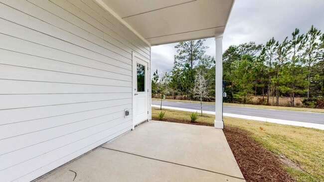 Building Photo - End unit!  Washer/Dryer Included! Beautiful 3 Bedroom Townhome (larger floorpan) with Screened-In...