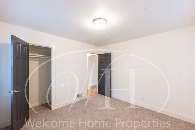 Building Photo - 427 E Pine St