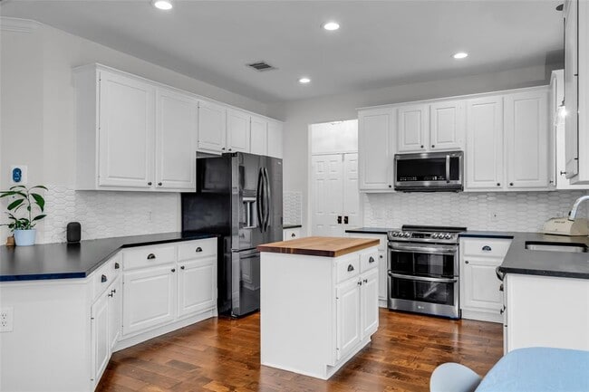 Building Photo - 11500 Emerald Falls Dr