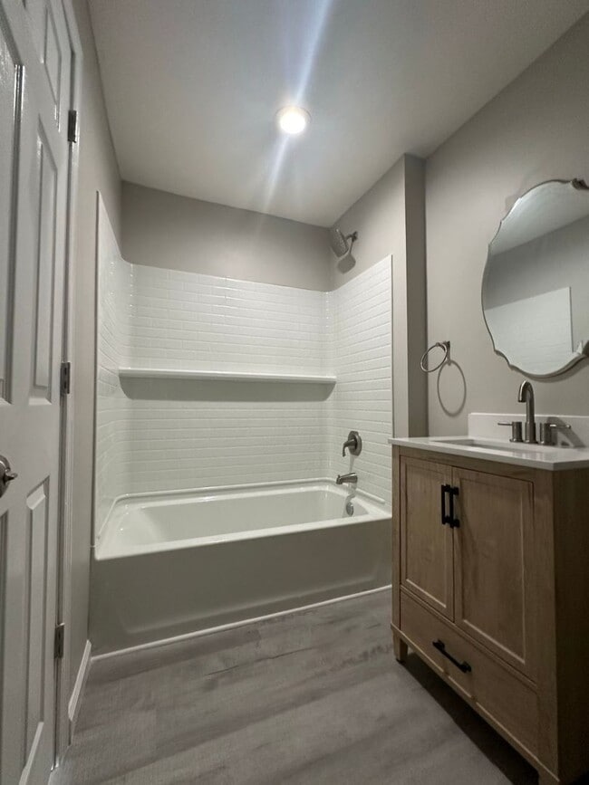 Building Photo - 607 New River Dr