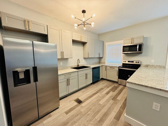 Building Photo - RATE DROP ALERT! (was $2600/month)