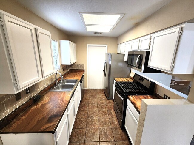 Building Photo - 3362 Highridge St