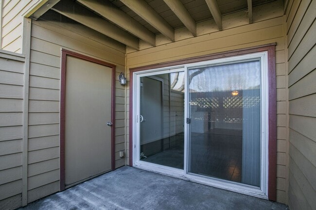 Building Photo - 2 Bedroom, 2 Baths Condo in Serra Crest Co...