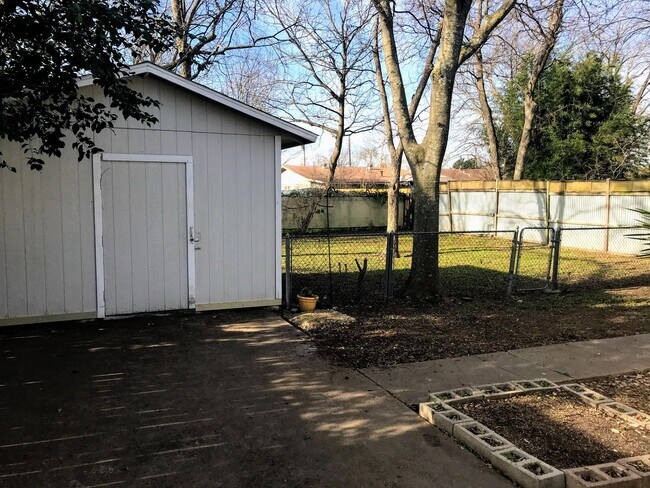 Building Photo - 505 Fort Clark Dr