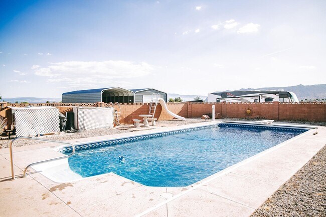 Building Photo - Horse Property!  Private Pool!  Land!