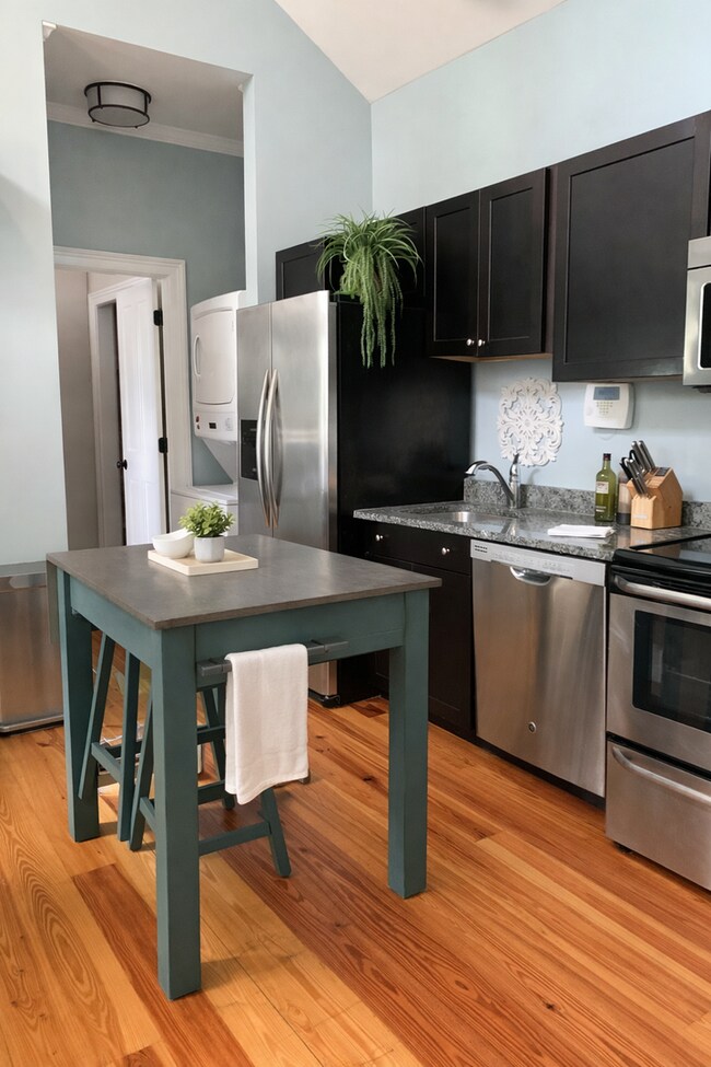 Building Photo - 109C