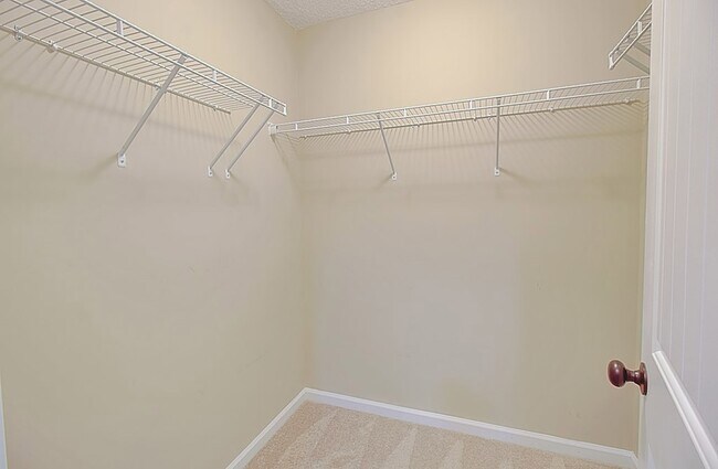 Building Photo - 935 Mustang Ln NE