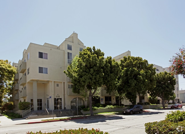 Building Photo - Venice Walnut