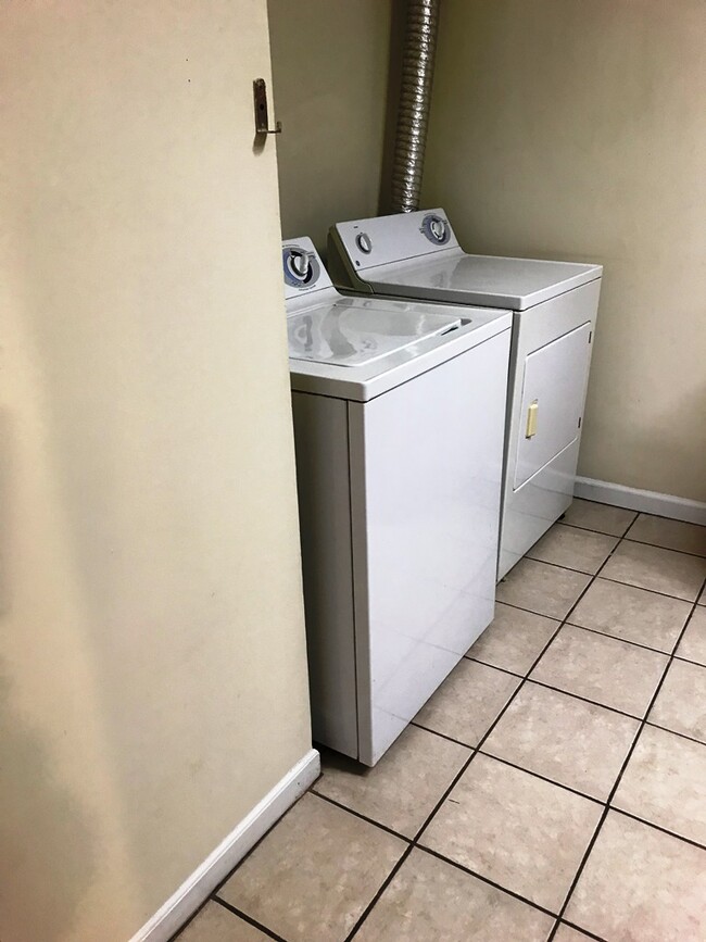 Building Photo - 406 Old Central Rd