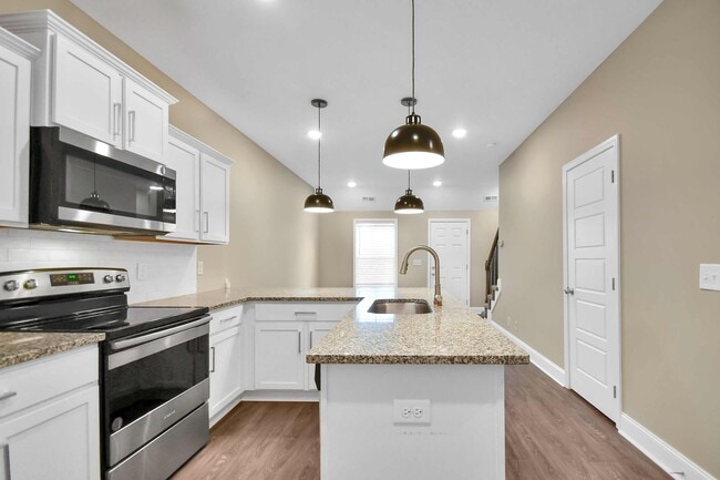 Building Photo - Two Bedroom Townhouse!