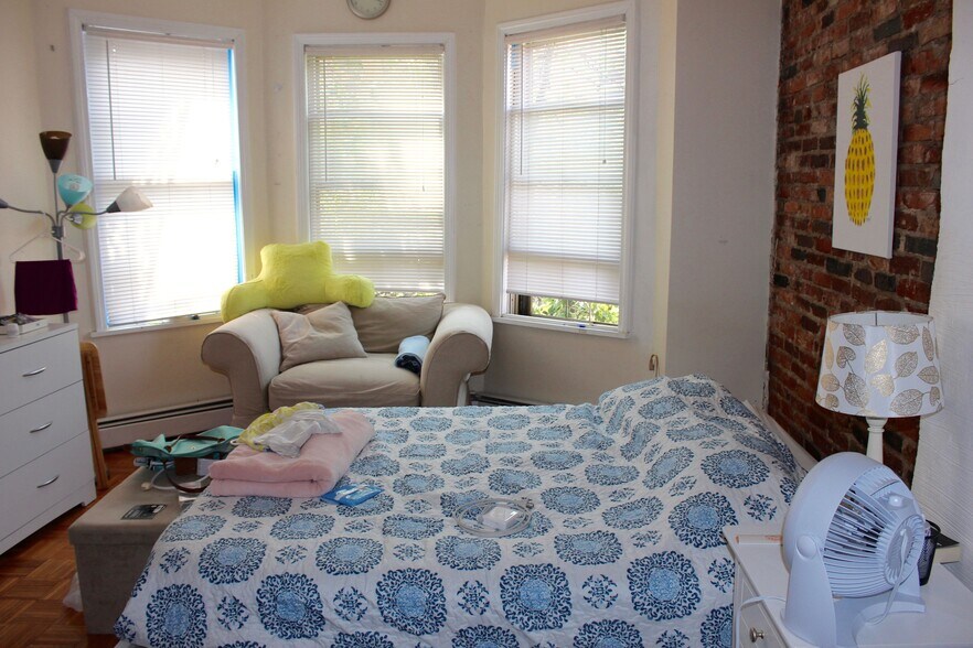 Building Photo - 24 Anderson St