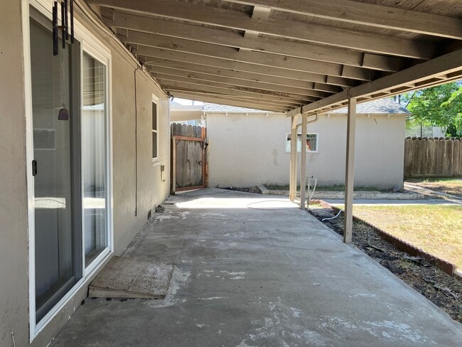 Building Photo - 2037 Miller Ave