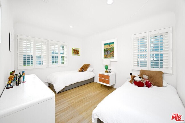 Building Photo - 7822 Bleriot Ave