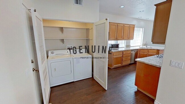 Building Photo - Spacious 3Bd 2.5Ba Home w/Den