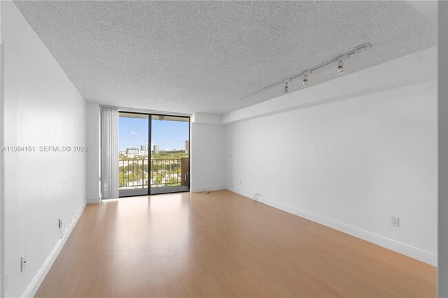 Building Photo - 2350 NE 135th St