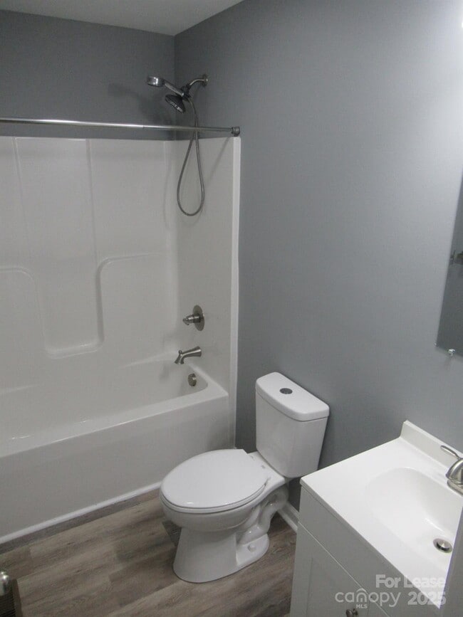 Building Photo - 143 Glen-Gar Dr