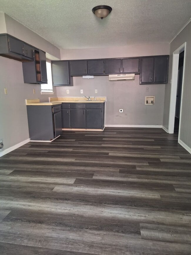 Building Photo - Great Property in quite Neighborhood