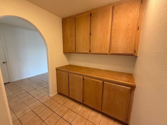 Building Photo - Victorville- Beautiful 3 Bedroom Home in G...