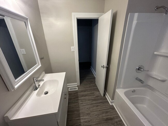 Building Photo - Four Bedroom Two Bath House for Rent $1100...