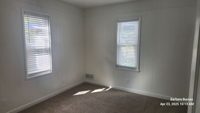 Building Photo - 3 bedroom 2 bath