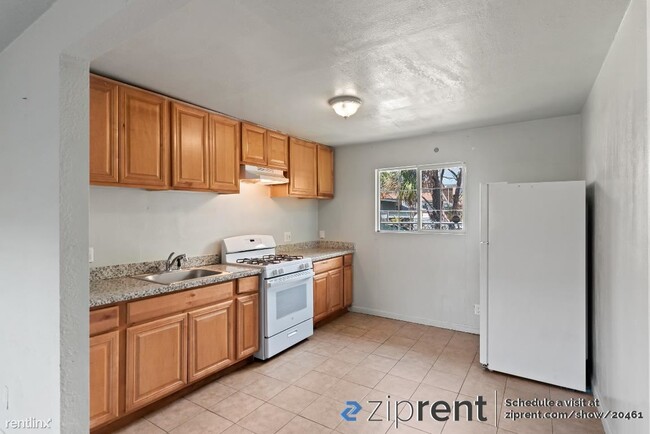 Building Photo - 2 br, 1 bath Triplex - 1466 77th Avenue, O...