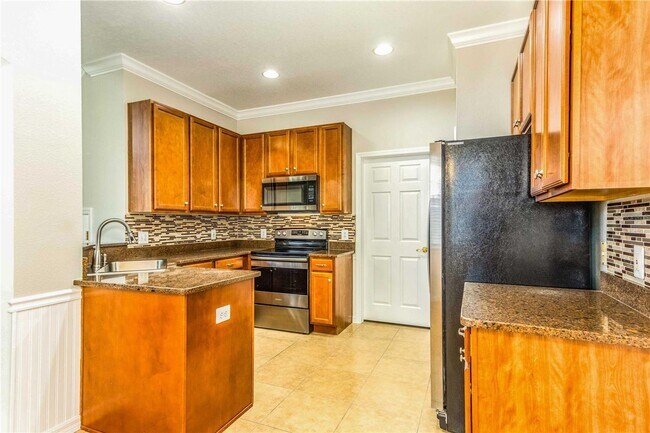 Building Photo - Gated Community Townhome 3br/2.5ba/2 Car G...