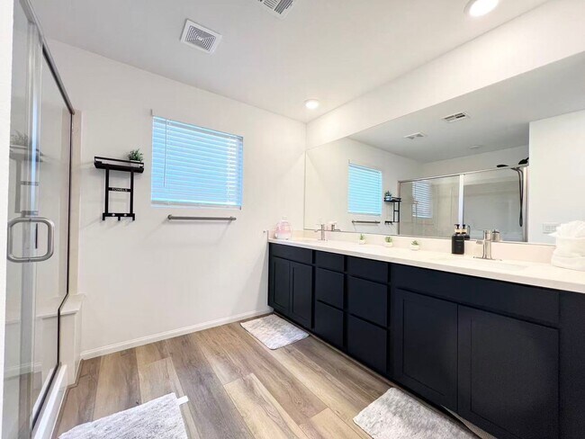 Building Photo - Beautiful 3-story home with 4 bedrooms and 3.5 bathrooms