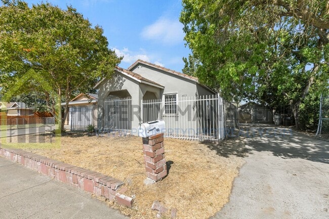 Building Photo - Looking for a charming 2-bedroom, 1-bath s...