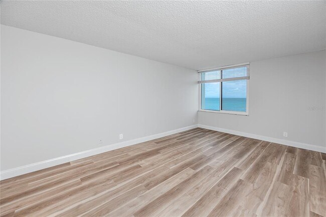Building Photo - 7100 Sunset Way