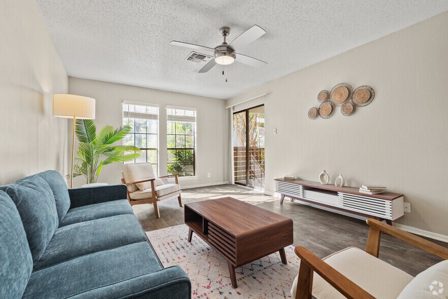 1BR, 1BA - 637SF - Living - The Brook