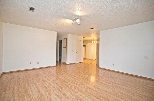 Building Photo - 5905 Sara St