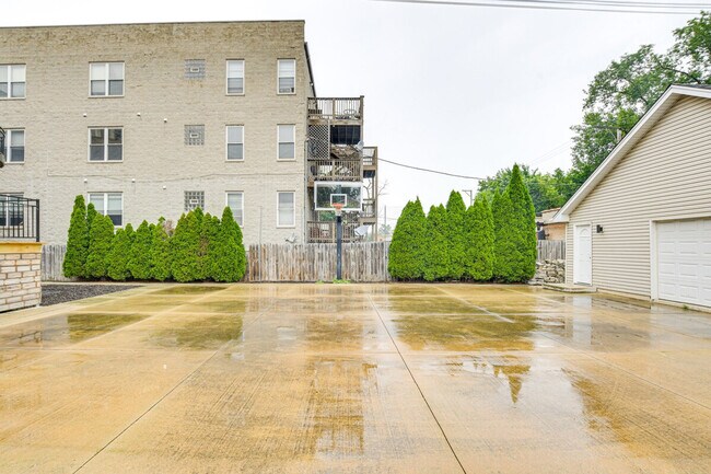 Building Photo - 3975 S Ellis Ave