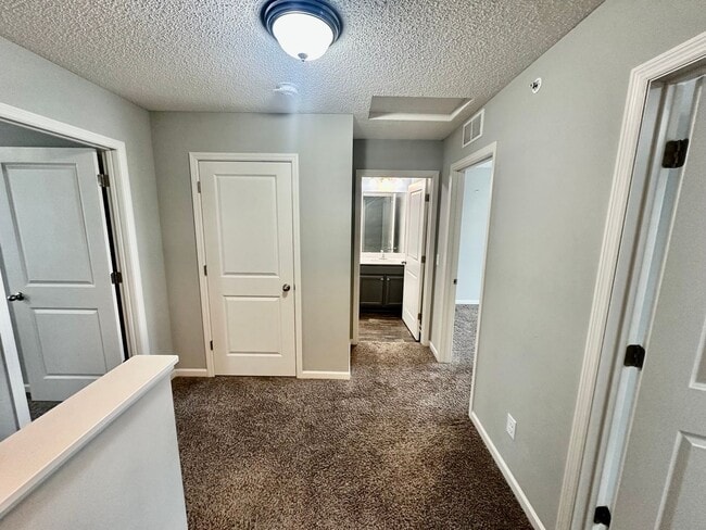 Building Photo - Gorgeous Newer-Built Townhome in Maple Grove!